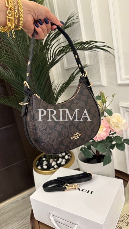 حقيبة Teri Hobo من كوتش كوالتي عالي  ممكن ارتدائها على الكتف او كروس بودي معها حزام طويل ايضا مختومة وعلبة هدايا قاعدة 22 سم